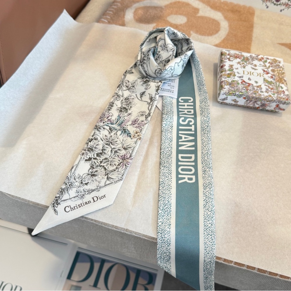 Dior's latest floral double-layer headband